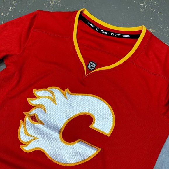 Calgary Flames Pull Over Sweater Jersey Medium Hockey NHL Fanatics Women’s - Picture 3 of 6